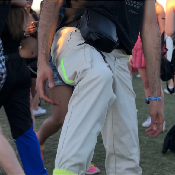 Tan cargo pants with neon details - Picture 4 of 5